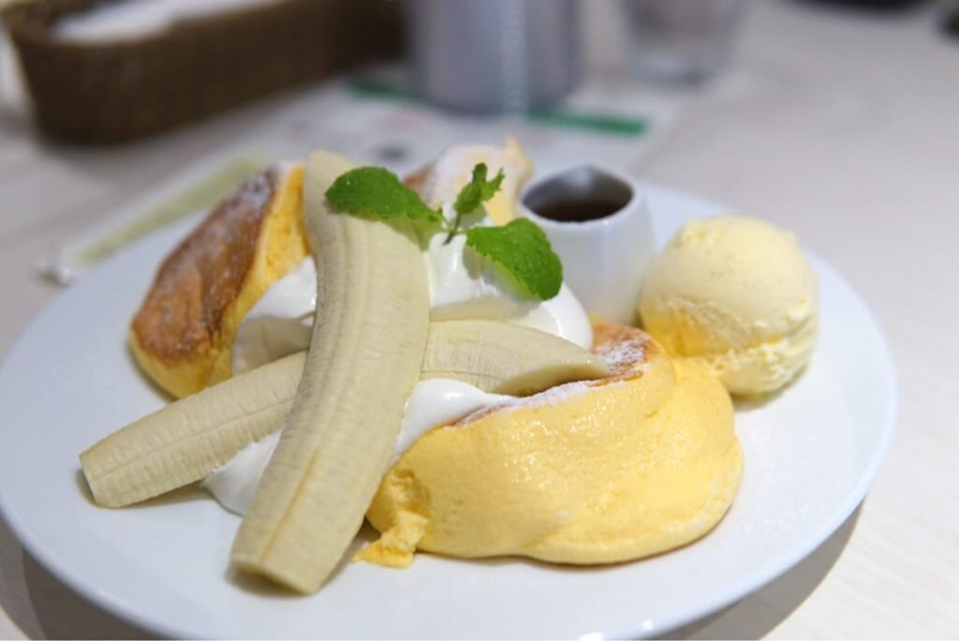 Banana Whipped Pancake with Chocolate (1180 yen)