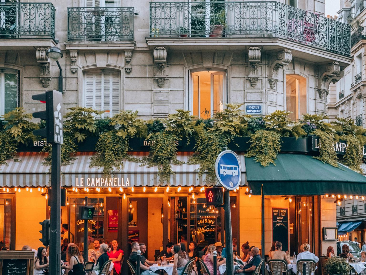 folk sitter utenfor en restaurant i Paris kalt le campanella