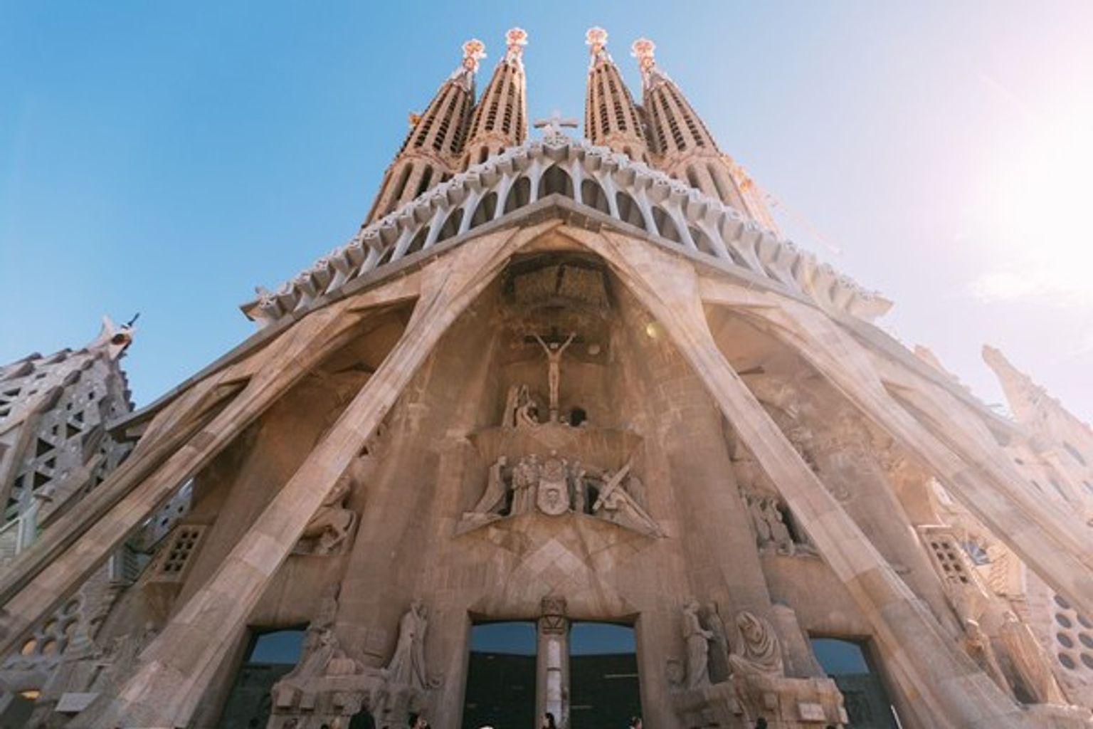 fasaden av kyrkan Sagrada Familia i Barcelona, Spanien.