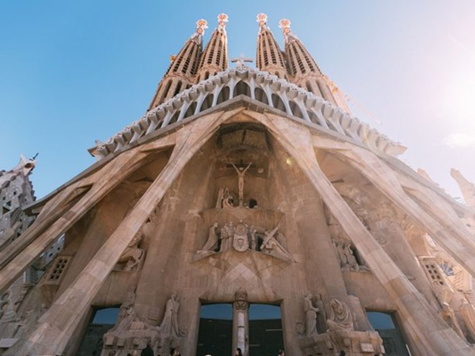 fasaden av kyrkan Sagrada Familia i Barcelona, Spanien.