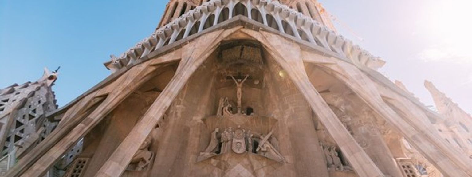 fasaden av kyrkan Sagrada Familia i Barcelona, Spanien.