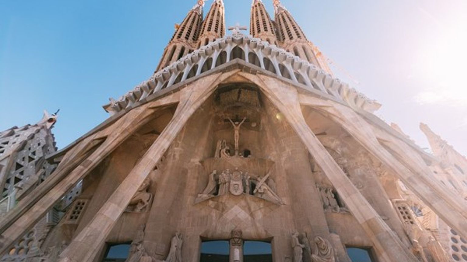 fasaden av kyrkan Sagrada Familia i Barcelona, Spanien.