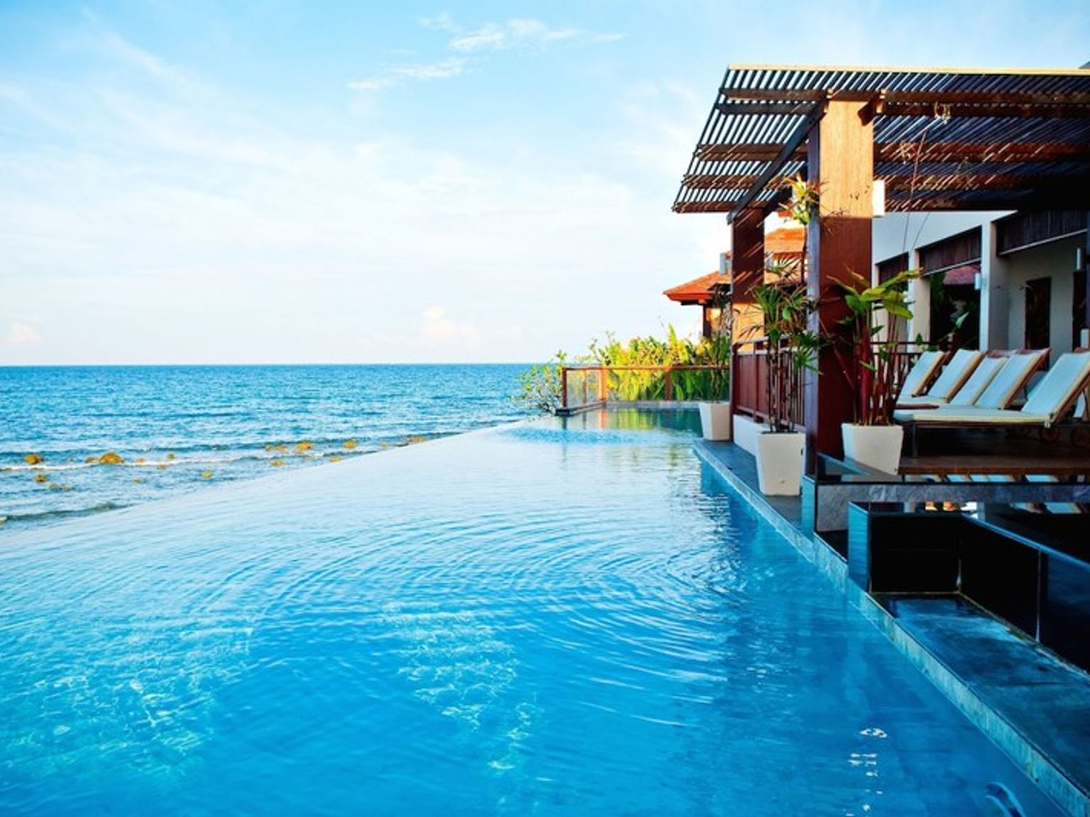 det finns en simbassäng med utsikt över havet