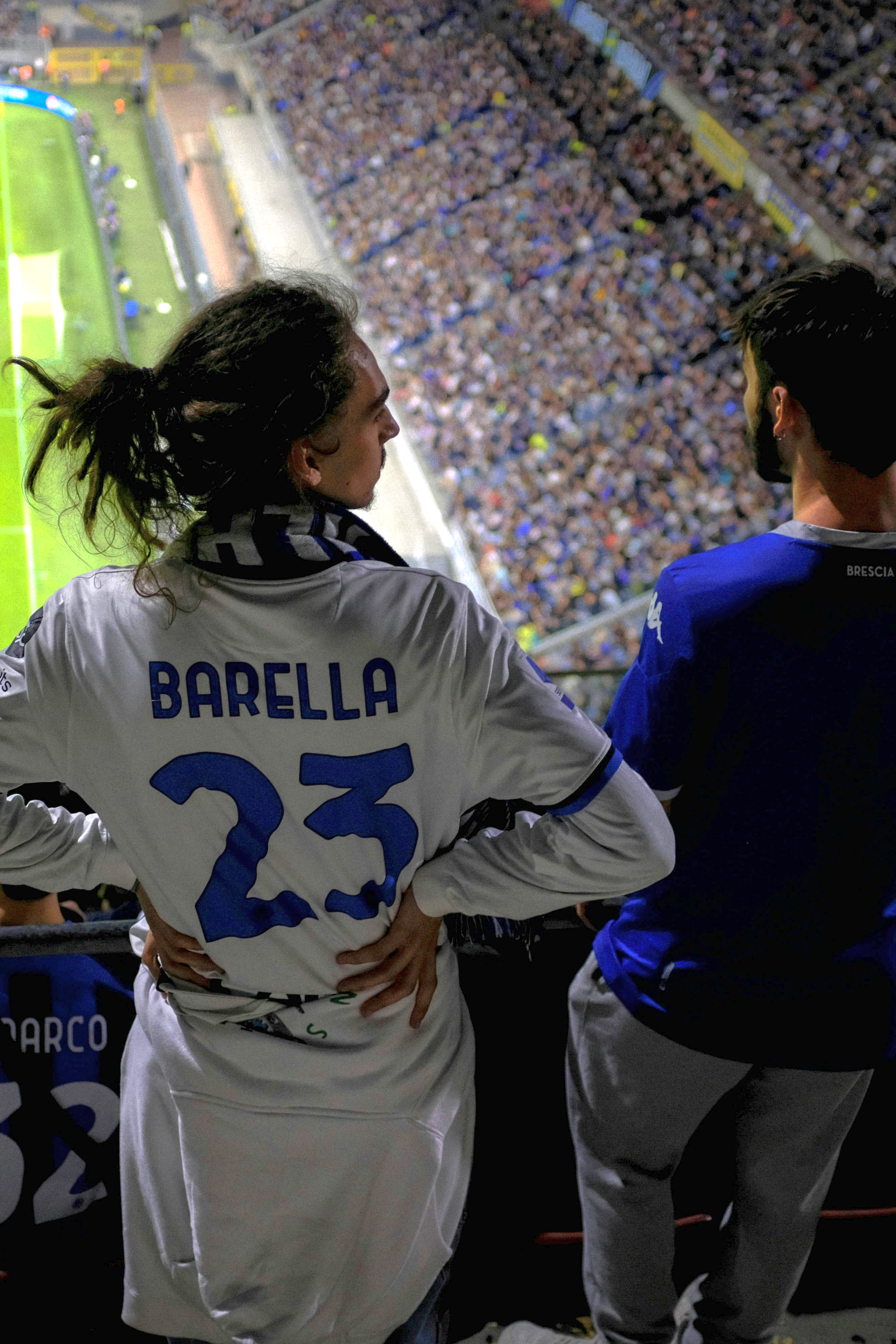 Viisi hymyilevää ystävää poseeraa Inter Milan -paidoissa ja huiveissa.