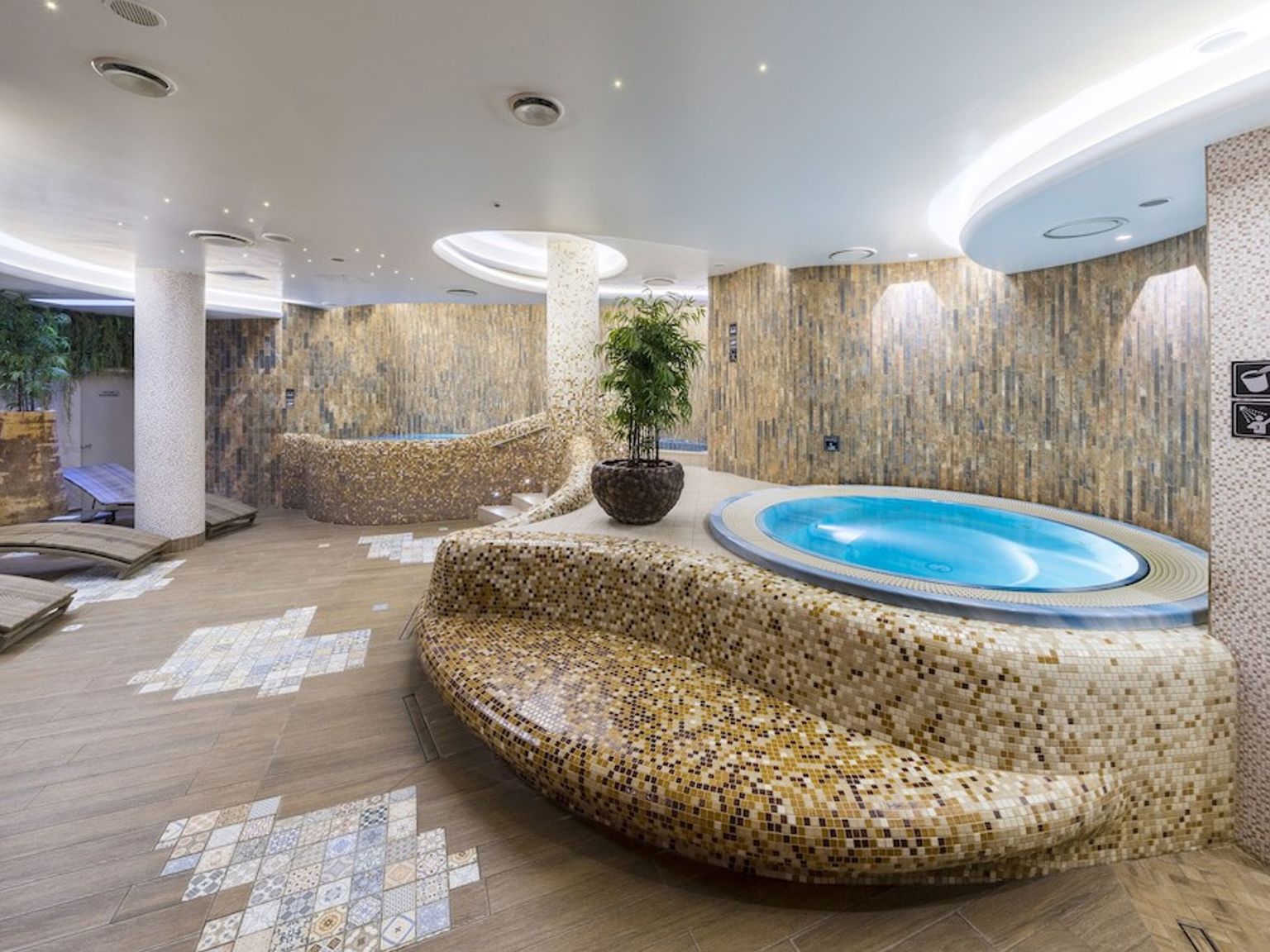 det er en jacuzzi i midten av rommet