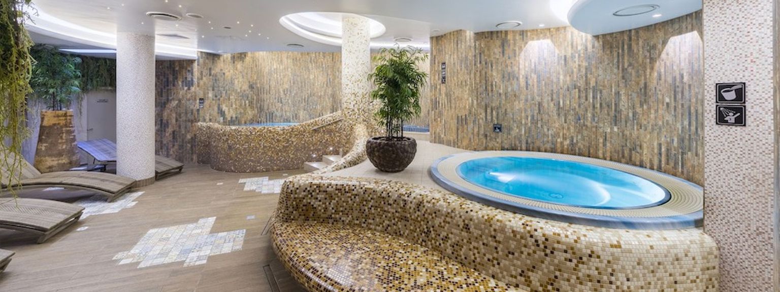 det er en jacuzzi i midten av rommet