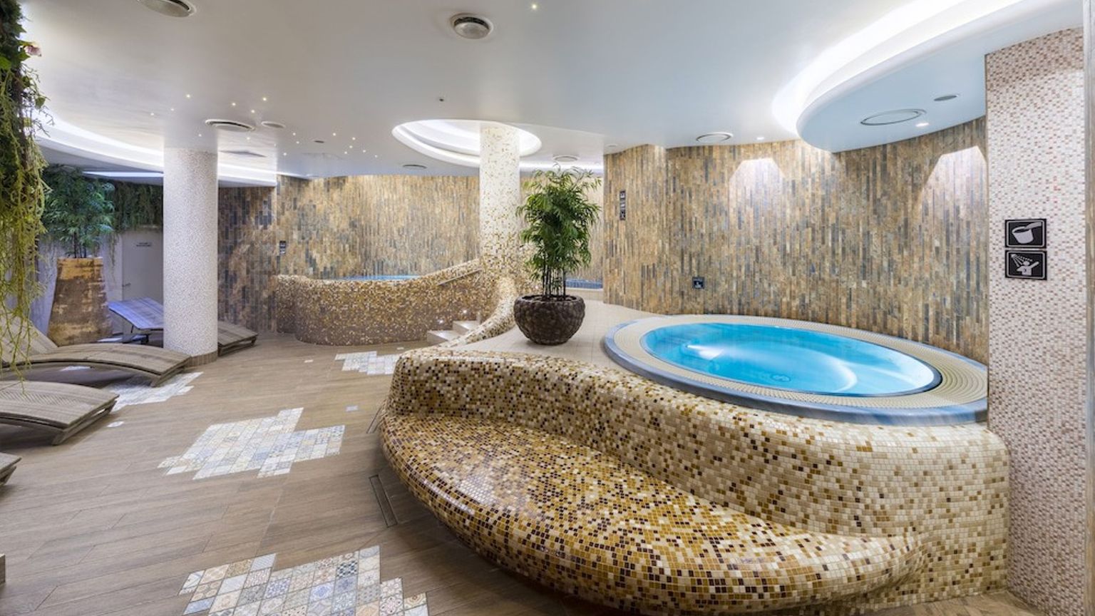 det finns en jacuzzi i mitten av rummet