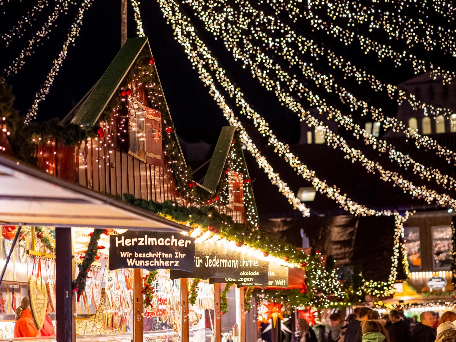 en julmarknad med en skylt som säger herzmacher