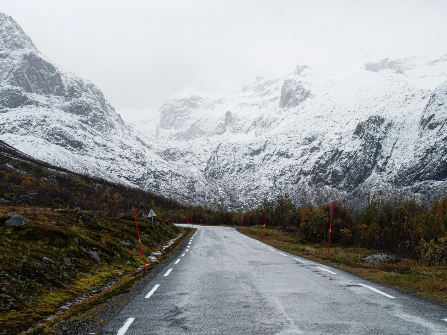 eine Straße in den Bergen mit Schnee auf den Bergen
