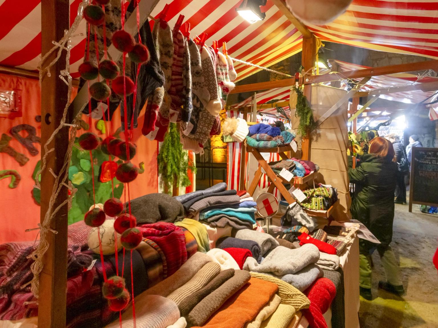en kvinna handlar på en julmarknad