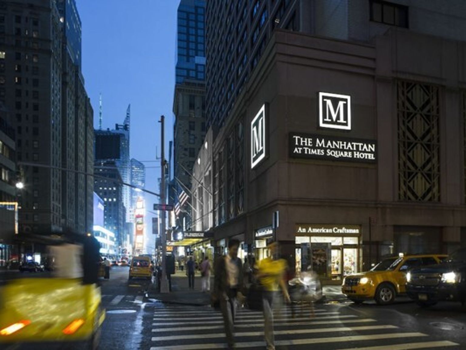 Manhattan på Times Square Hotel ligger på hjørnet av en travel bygate.