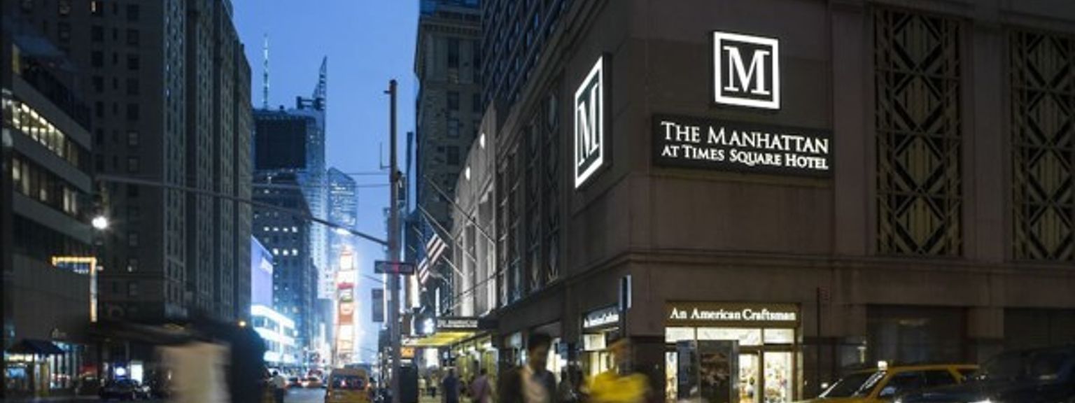 Manhattan på Times Square Hotel ligger på hjørnet av en travel bygate.