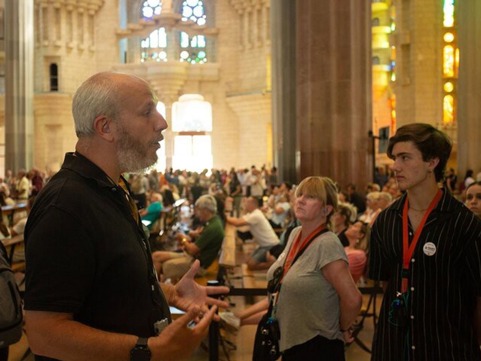 en mann snakker til en gruppe mennesker i en kirke