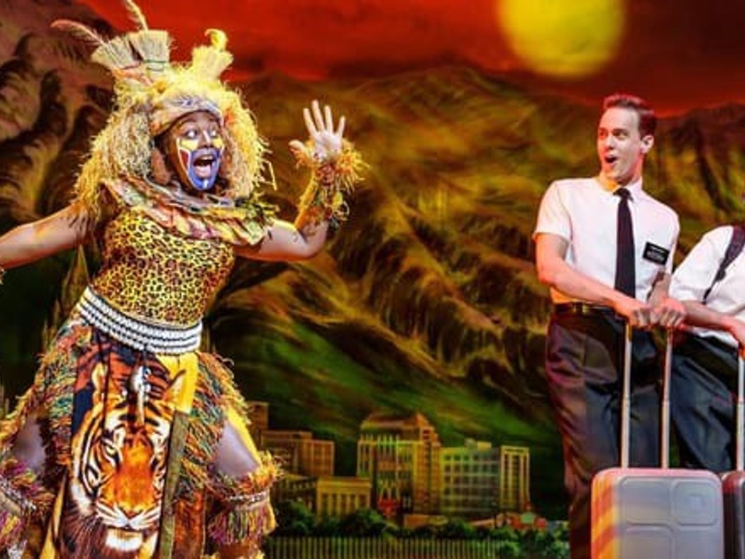 En livlig artist i kostyme med ansiktsmaling gestikulerer energisk mot to overraskede mormonmisjonærer som holder kofferter på en scene.