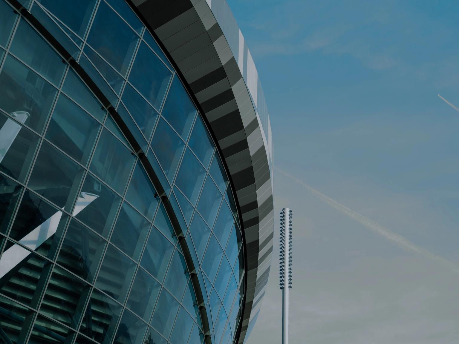 en stor bygning med en blå himmel i baggrunden