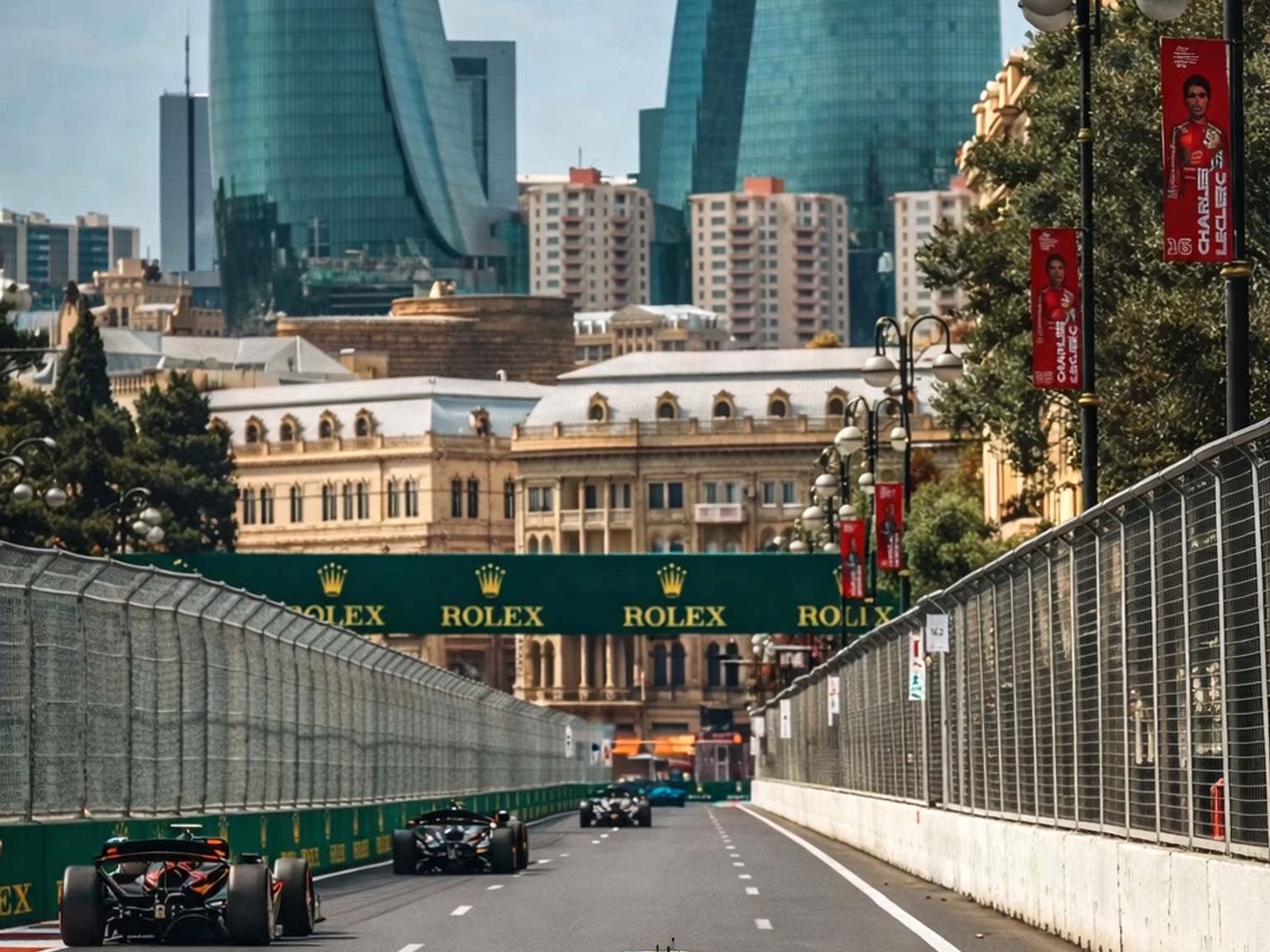 F1-autot katuradalla, taustalla Flame Towers ja historiallisia rakennuksia.