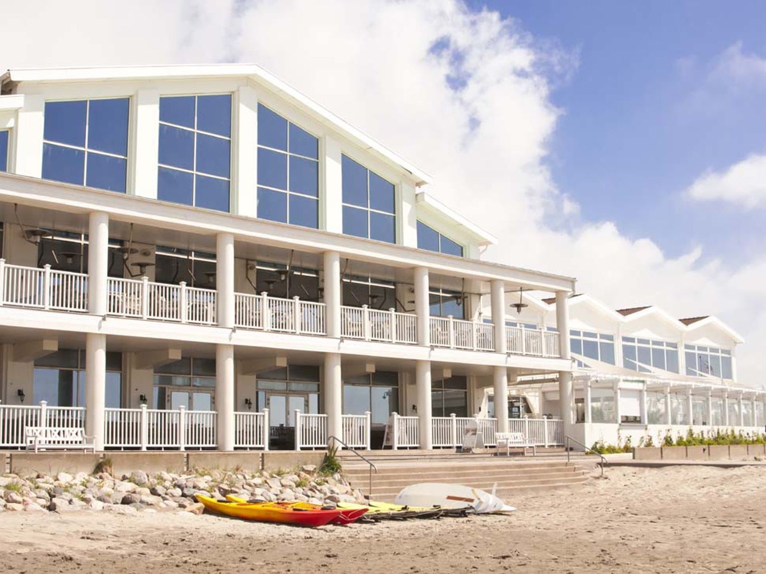 en stor hvit bygning med mange vinduer er på stranden