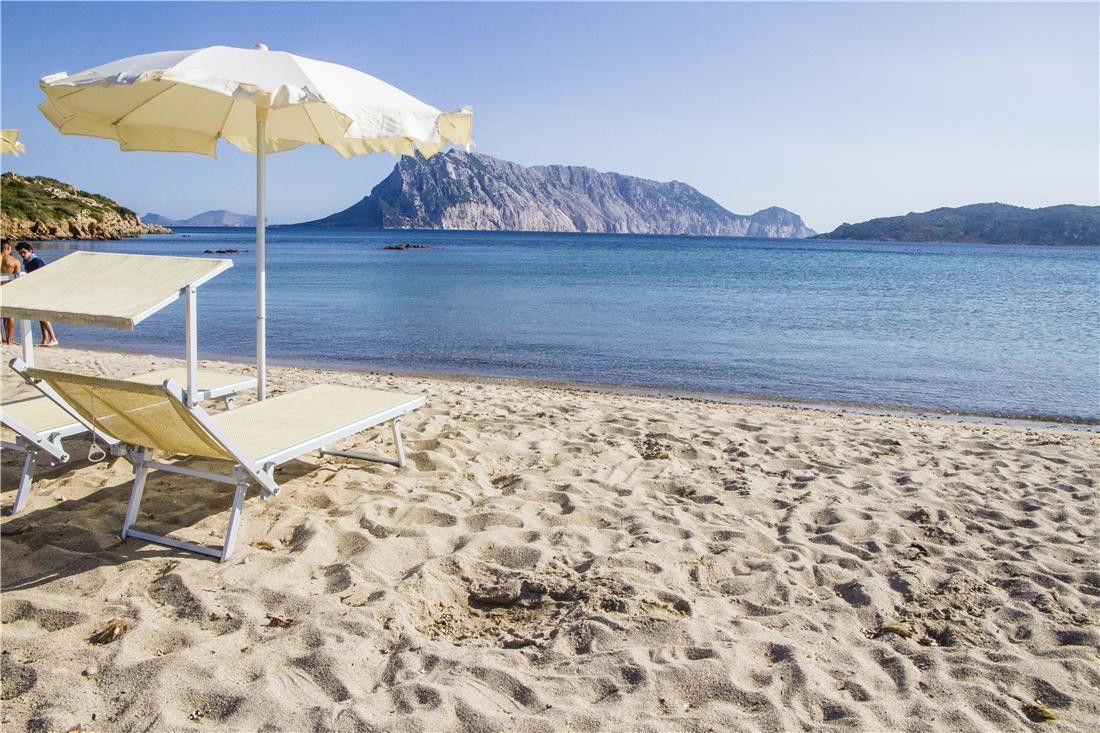 det finns parasoller och stolar på stranden, Grande Baia Resort, Sardinien