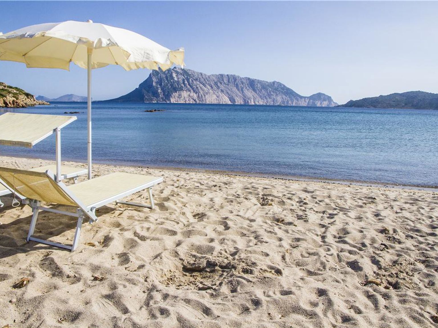 det finns parasoller och stolar på stranden, Grande Baia Resort, Sardinien