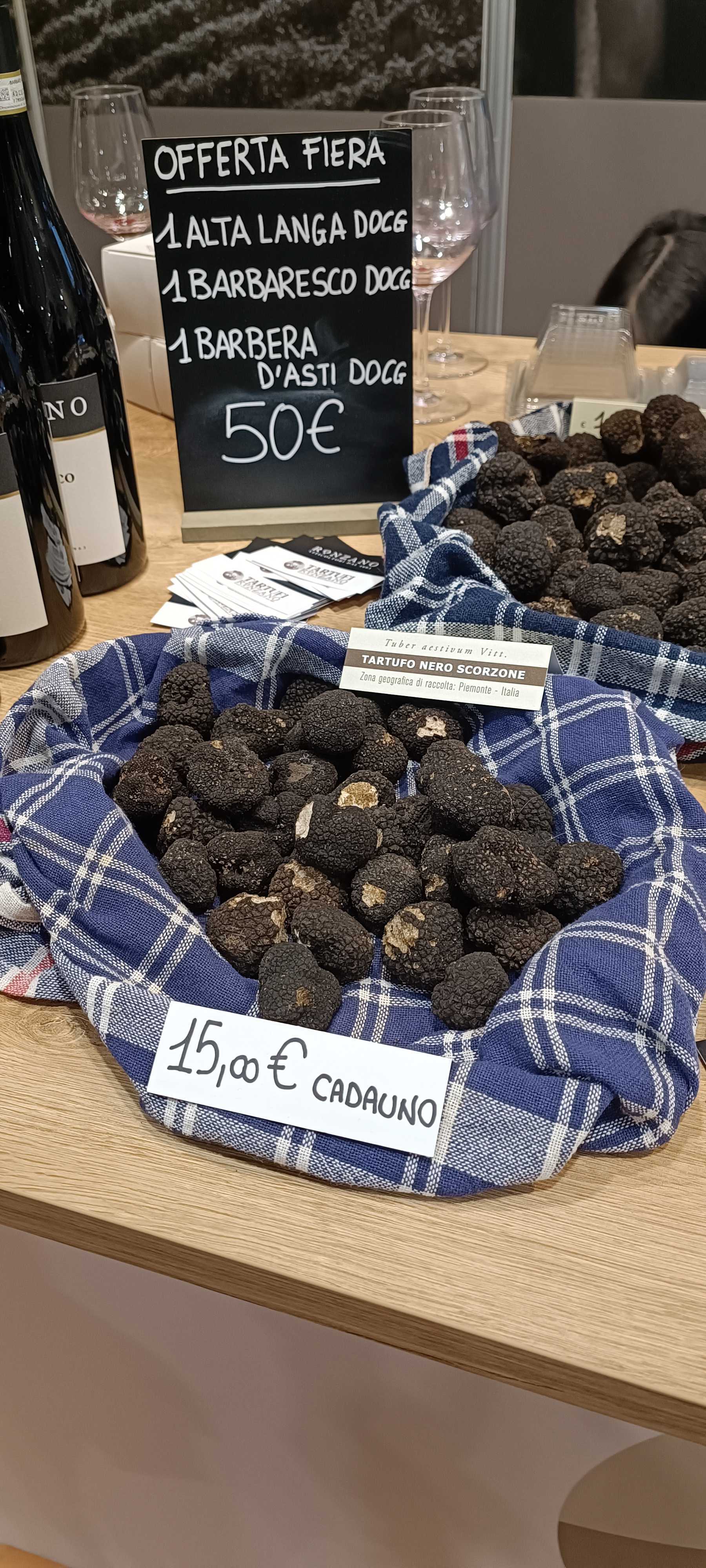 ett tecken som säger offerta fiera på det