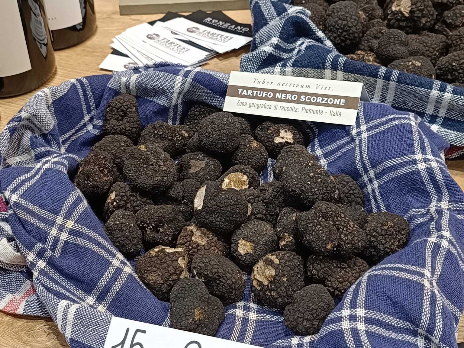 ett tecken som säger offerta fiera på det