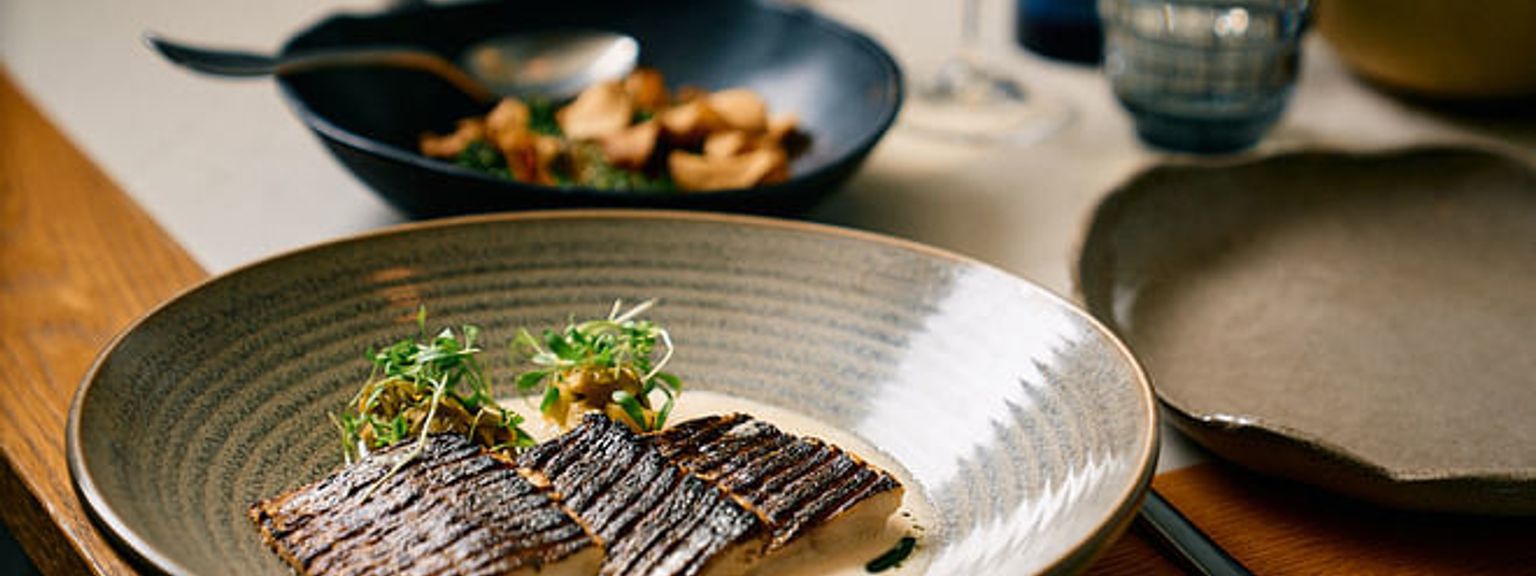 en tallerken mad sidder på et træbord