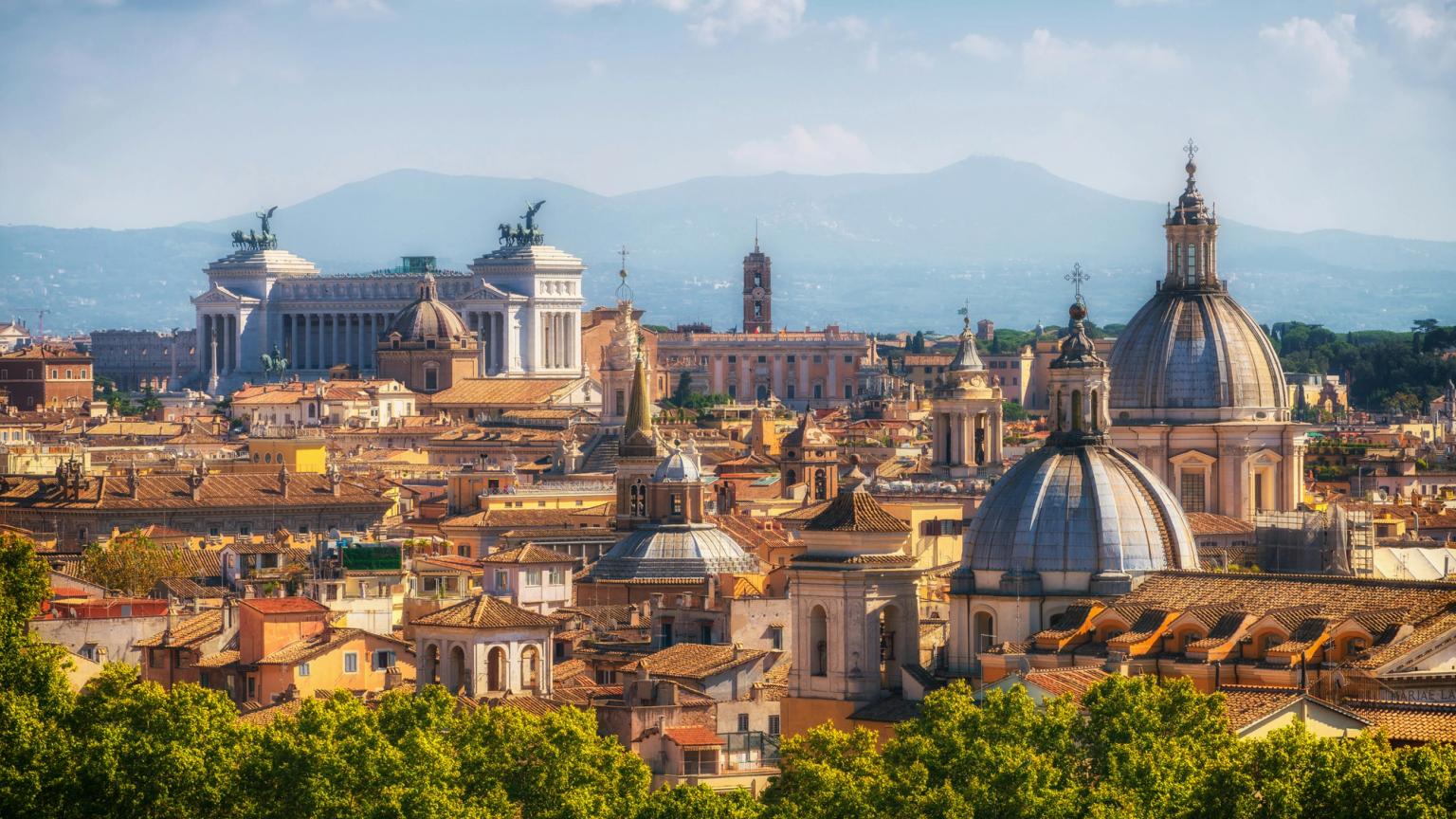 Panoramautsikt över Rom med historiska kupoler, Victor Emmanuel II-monumentet och bergen i fjärran. Rom, Italien