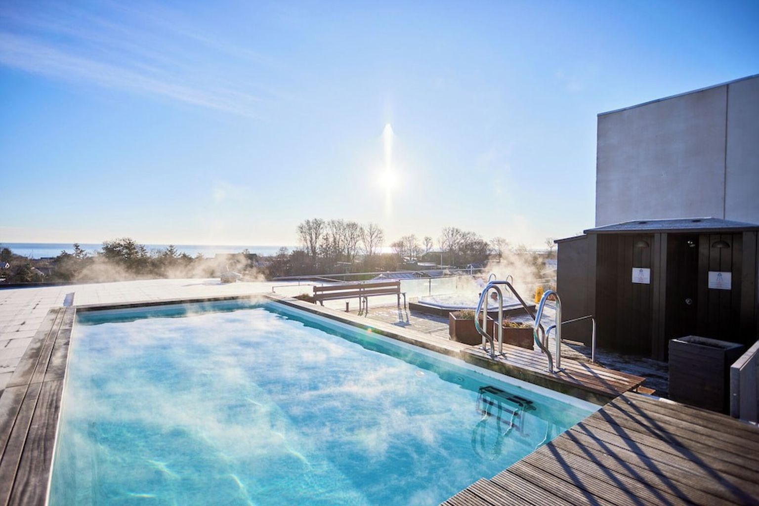 det er et stort svømmebasseng på taket av en bygning