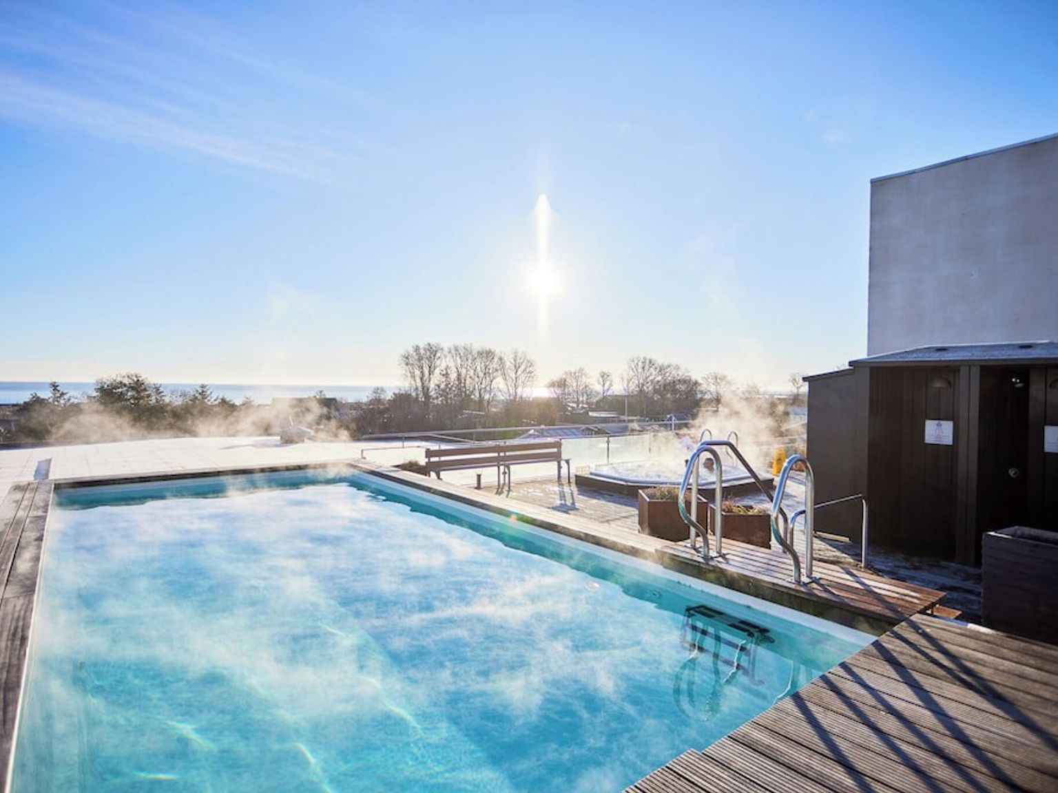 det er et stort svømmebasseng på taket av en bygning