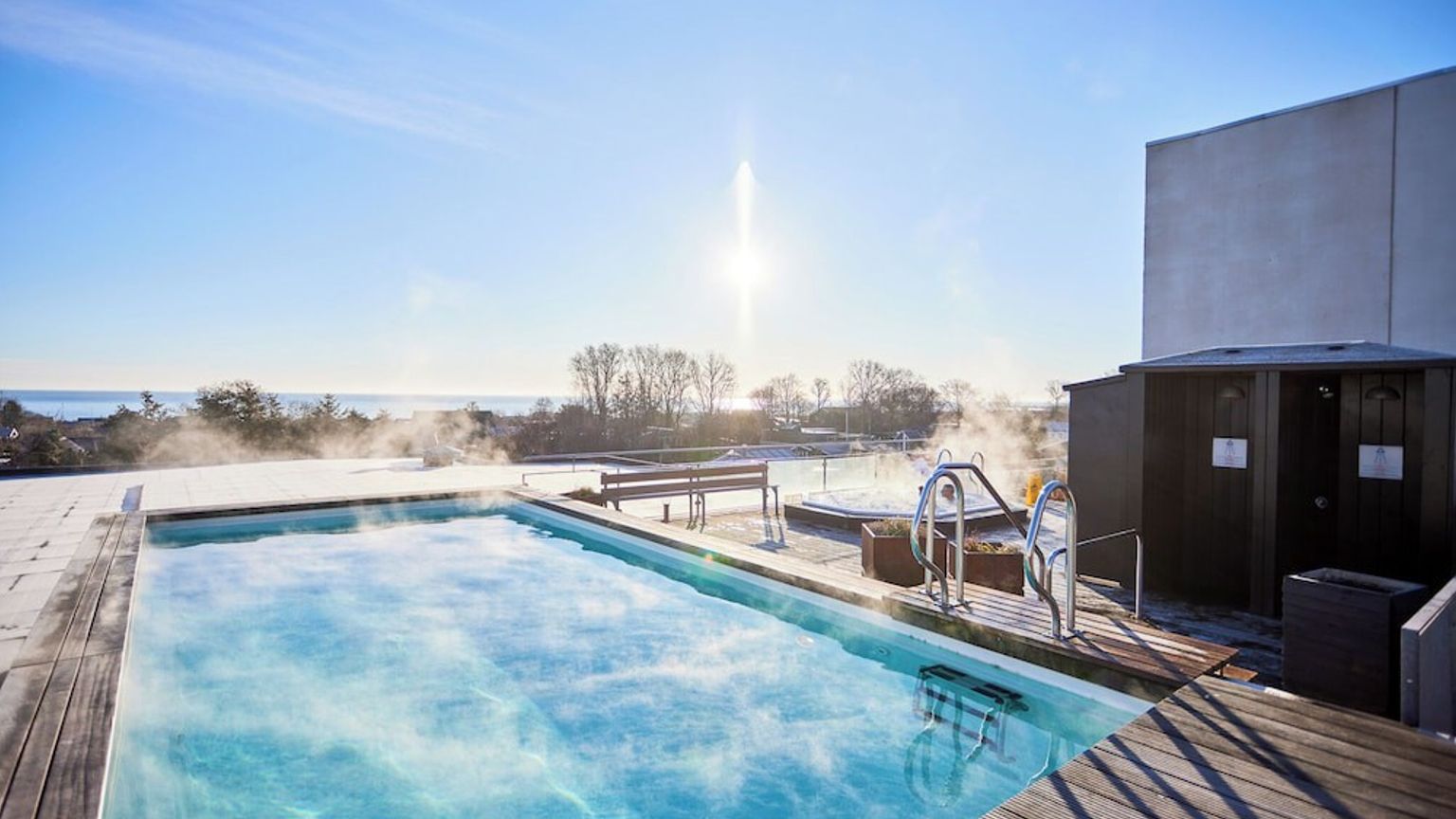 det er et stort svømmebasseng på taket av en bygning