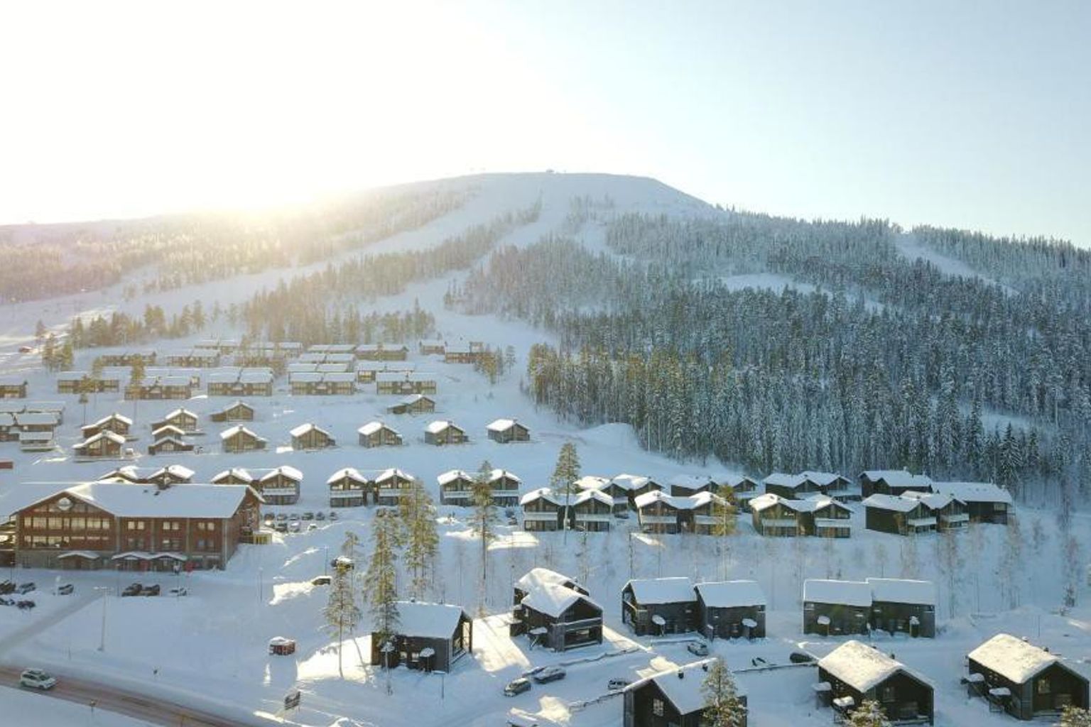 et luftfoto av et skianlegg dekket av snø