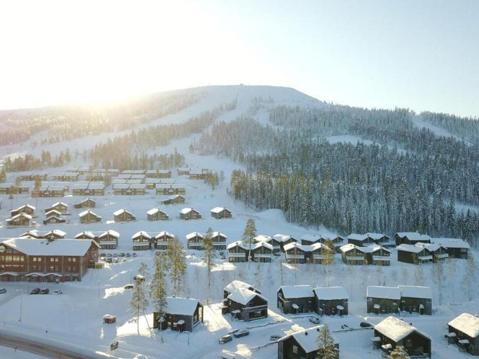 et luftfoto av et skianlegg dekket av snø