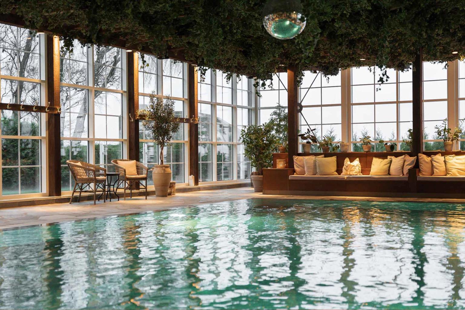 det finns en stor inomhuspool med en discokula hängande från taket.