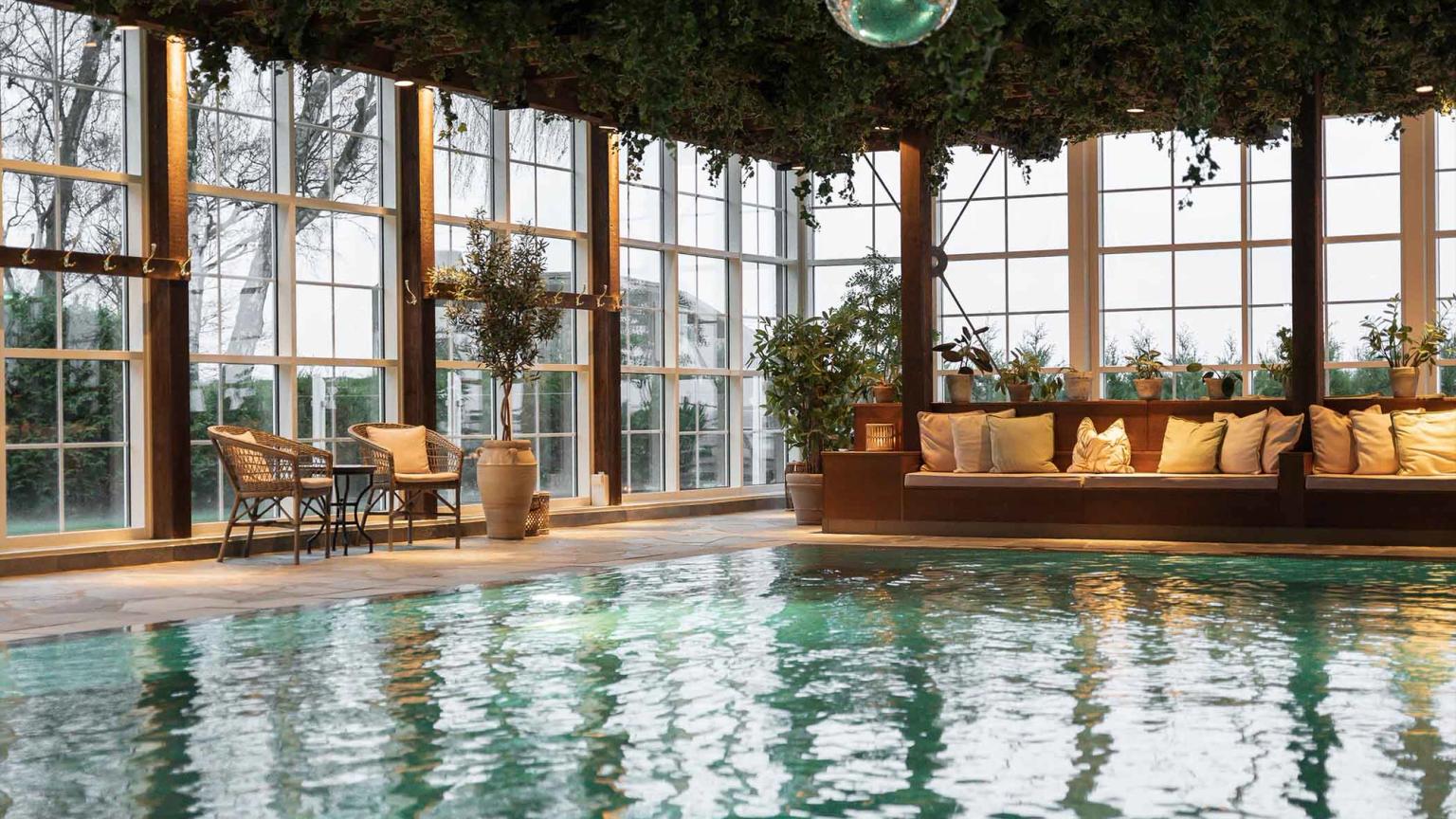 det finns en stor inomhuspool med en discokula hängande från taket.