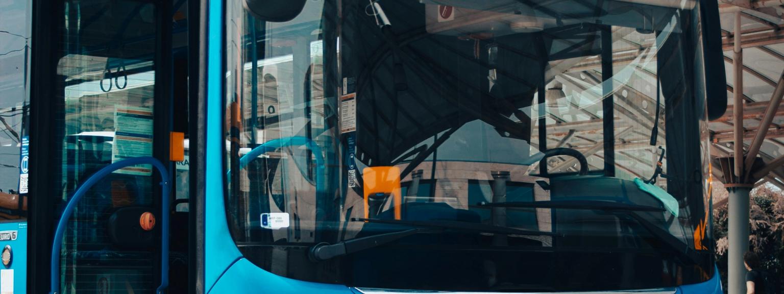 en blå mann volanbusz buss er parkert foran en bygning