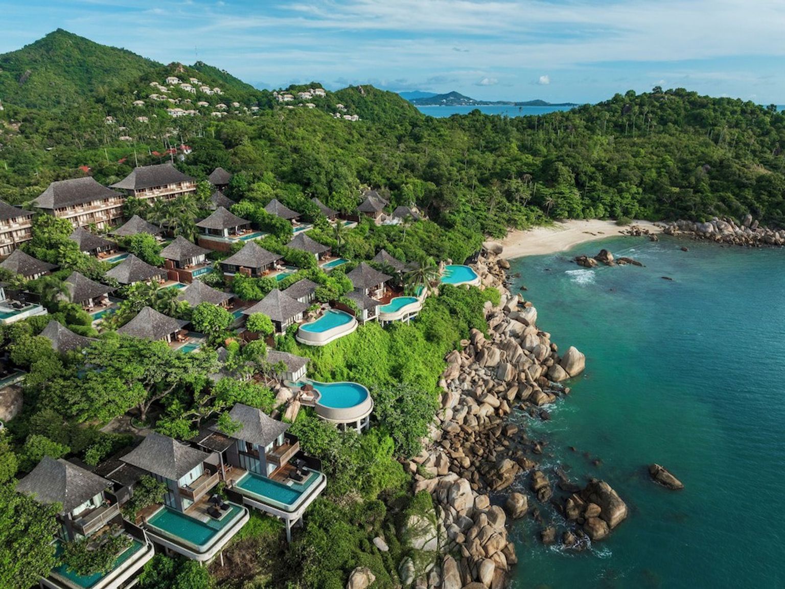 en flygvy av en resort på en klippig klippa med utsikt över havet