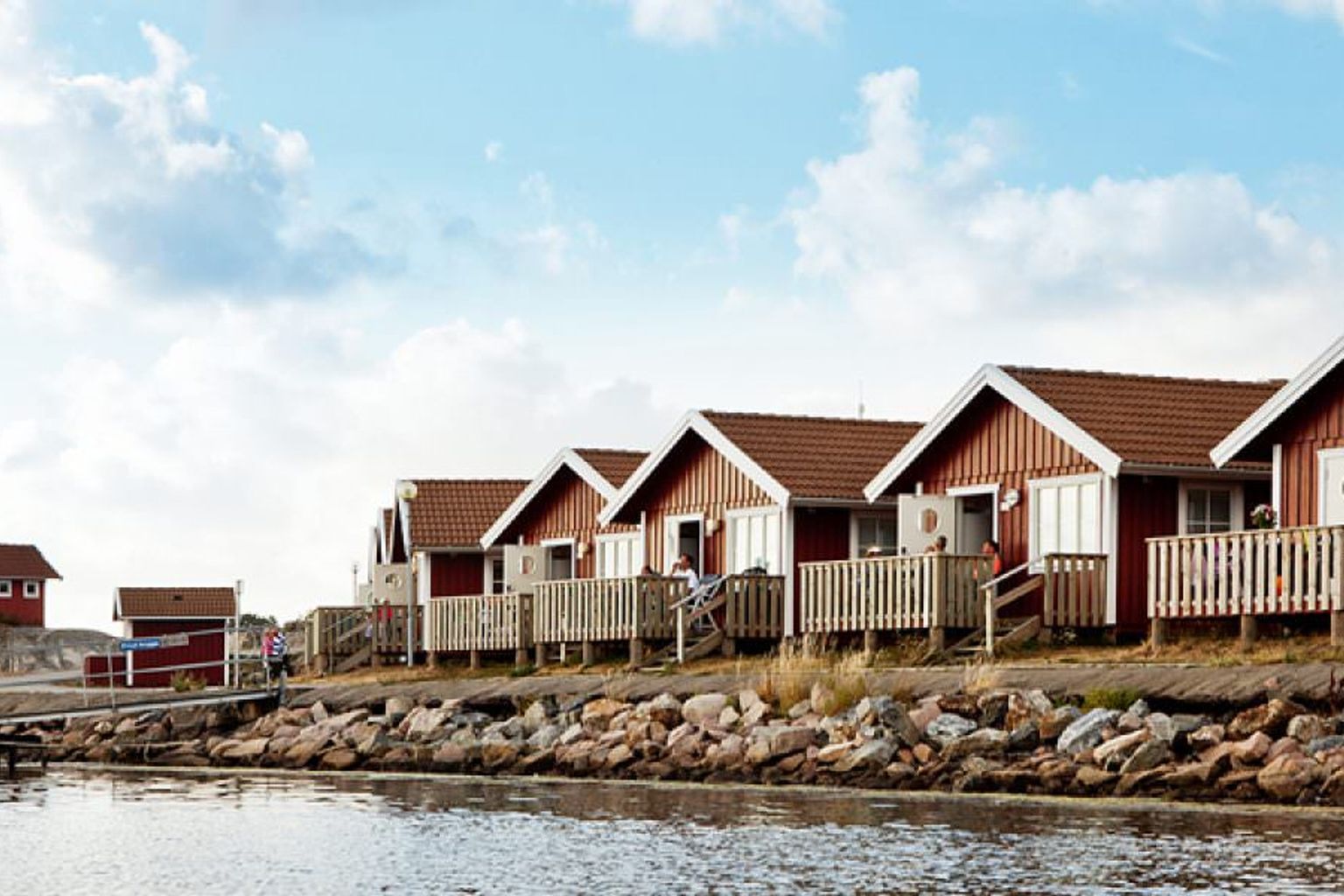 rząd czerwonych domów obok zbiornika wodnego