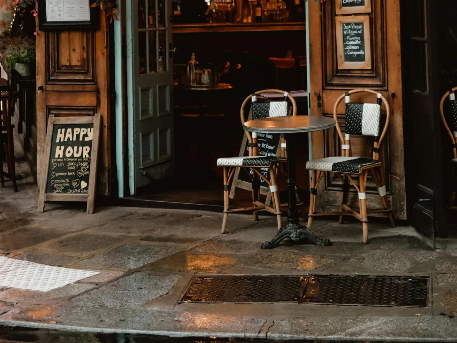 en restaurant med et skilt som sier lykkelig time