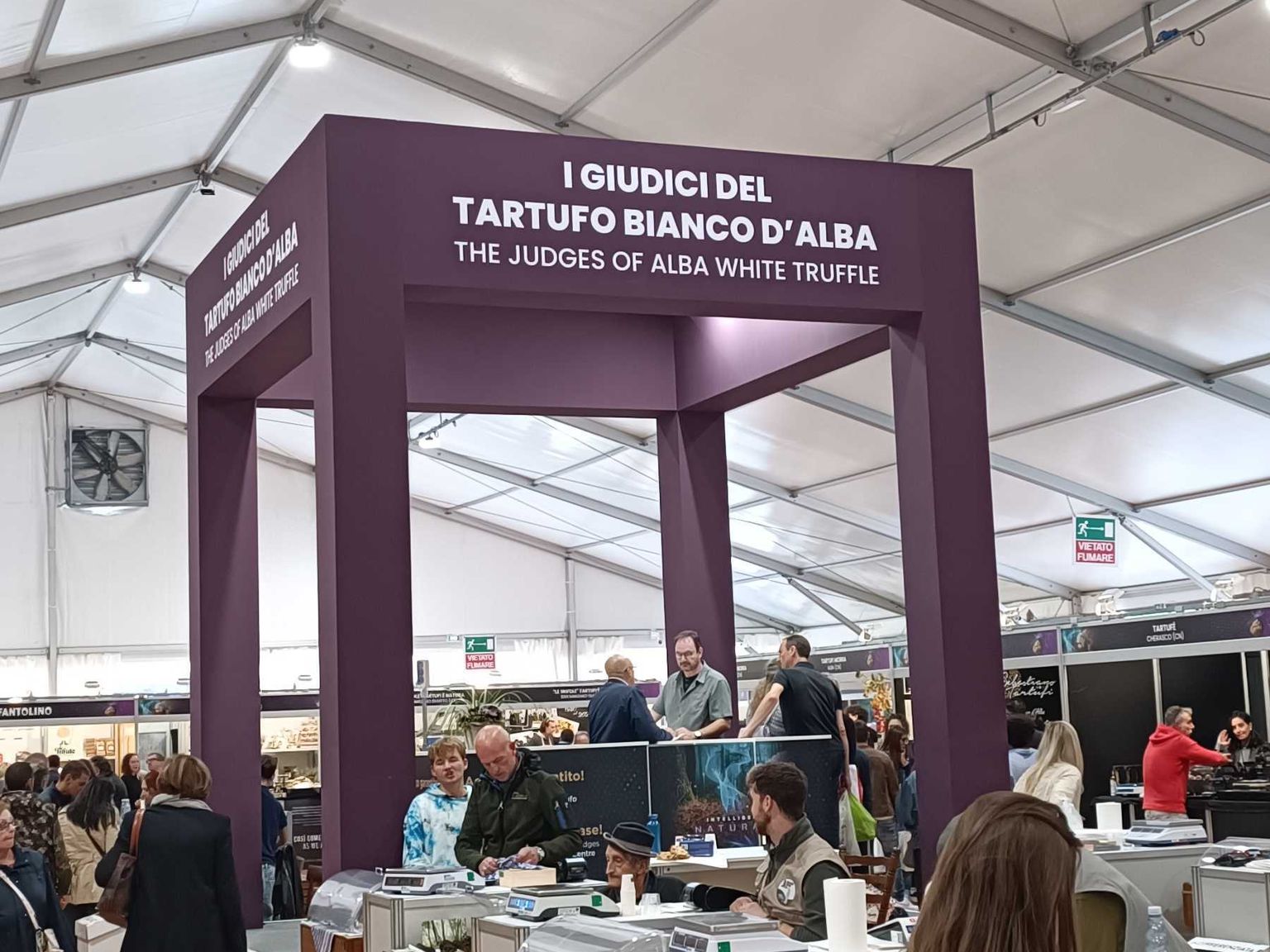 ett tält med en skylt som säger i giudici del tartufo bianco d' alba