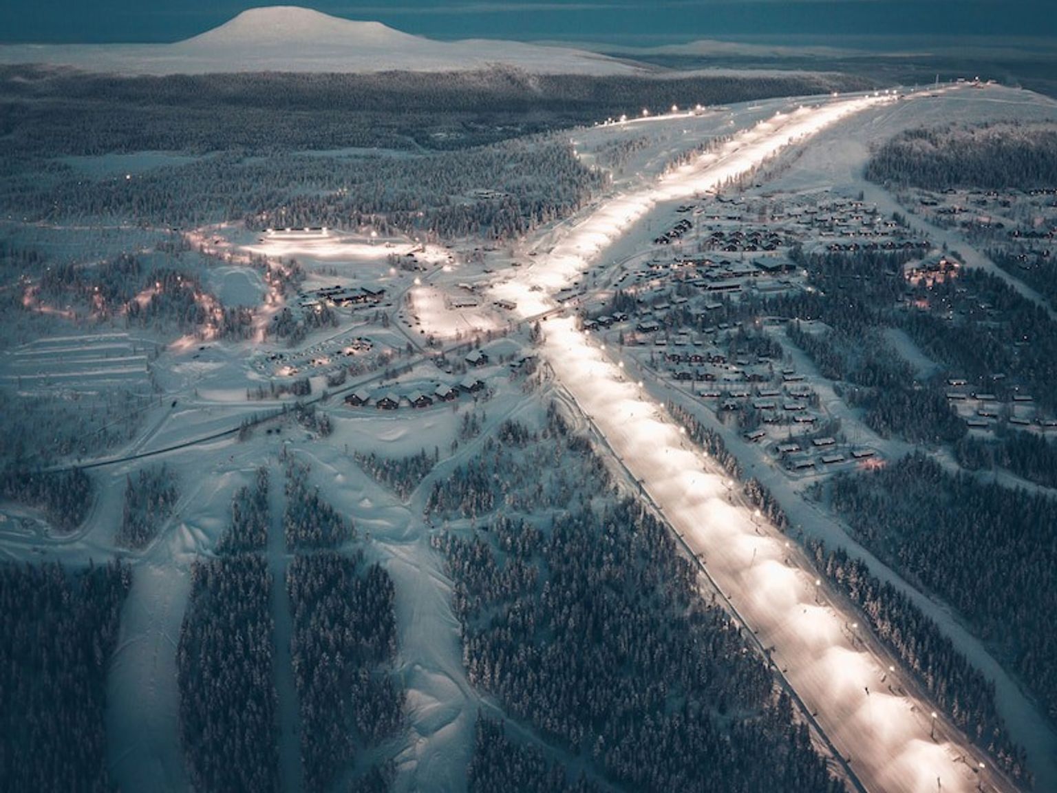 et luftfoto af et skisportssted om natten