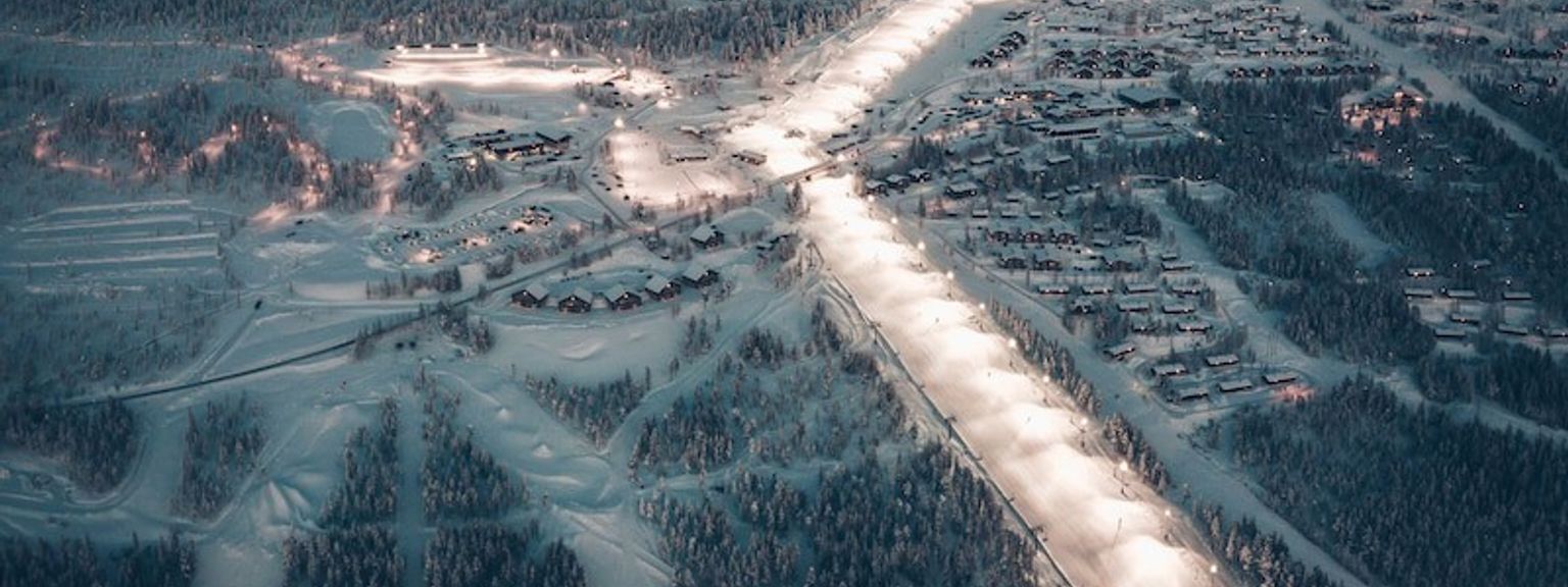 en flygvy över en skidort på natten