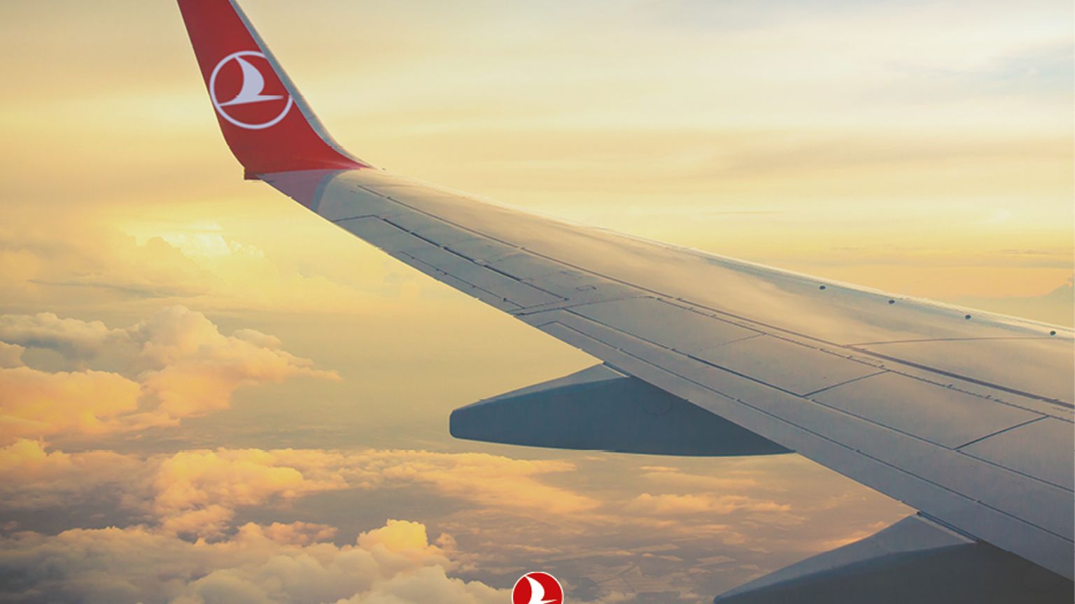 vingen av ett turkiskt flygbolagsplan flyger genom molnen