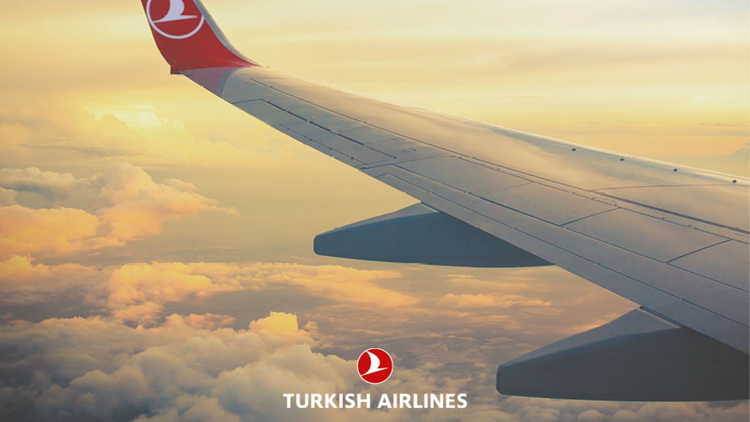 vingen av ett turkiskt flygbolagsplan flyger genom molnen