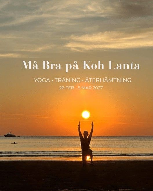 En person på en strand i solnedgången med armarna uppsträckta, som om hen håller i solen. Texten annonserar 'Må Bra på Koh Lanta' yoga-, tränings- och återhämtningsretreat, 26 februari–5 mars 2027.