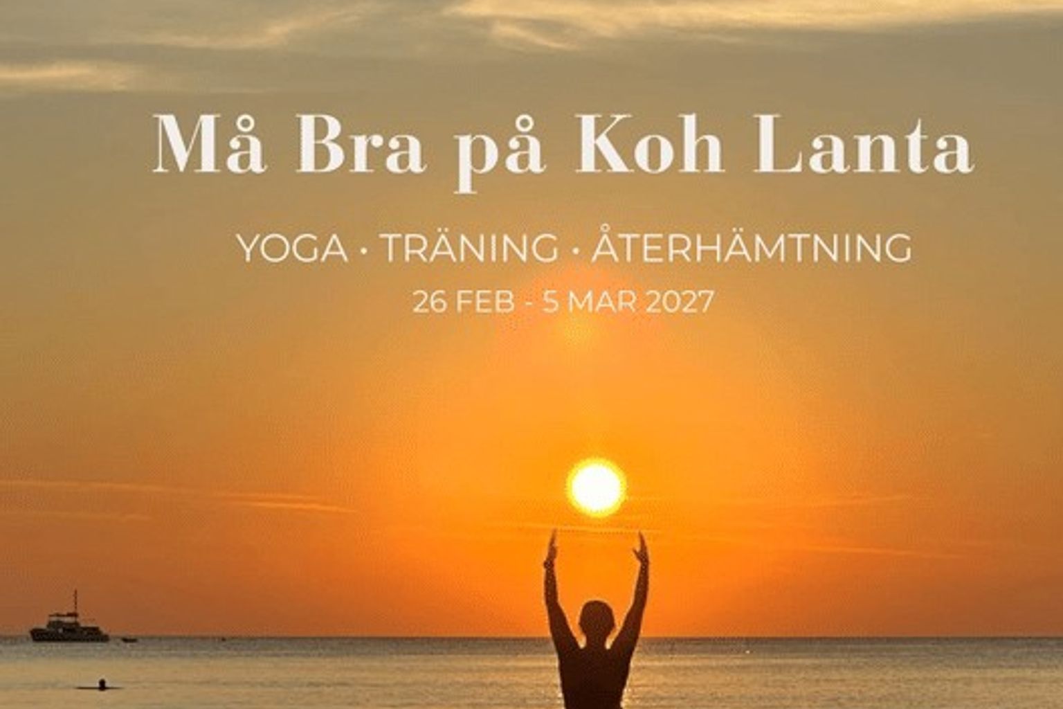 En person på en strand i solnedgången med armarna uppsträckta, som om hen håller i solen. Texten annonserar 'Må Bra på Koh Lanta' yoga-, tränings- och återhämtningsretreat, 26 februari–5 mars 2027.