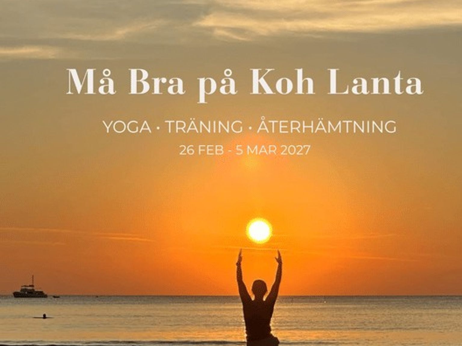 En person på en strand i solnedgången med armarna uppsträckta, som om hen håller i solen. Texten annonserar 'Må Bra på Koh Lanta' yoga-, tränings- och återhämtningsretreat, 26 februari–5 mars 2027.