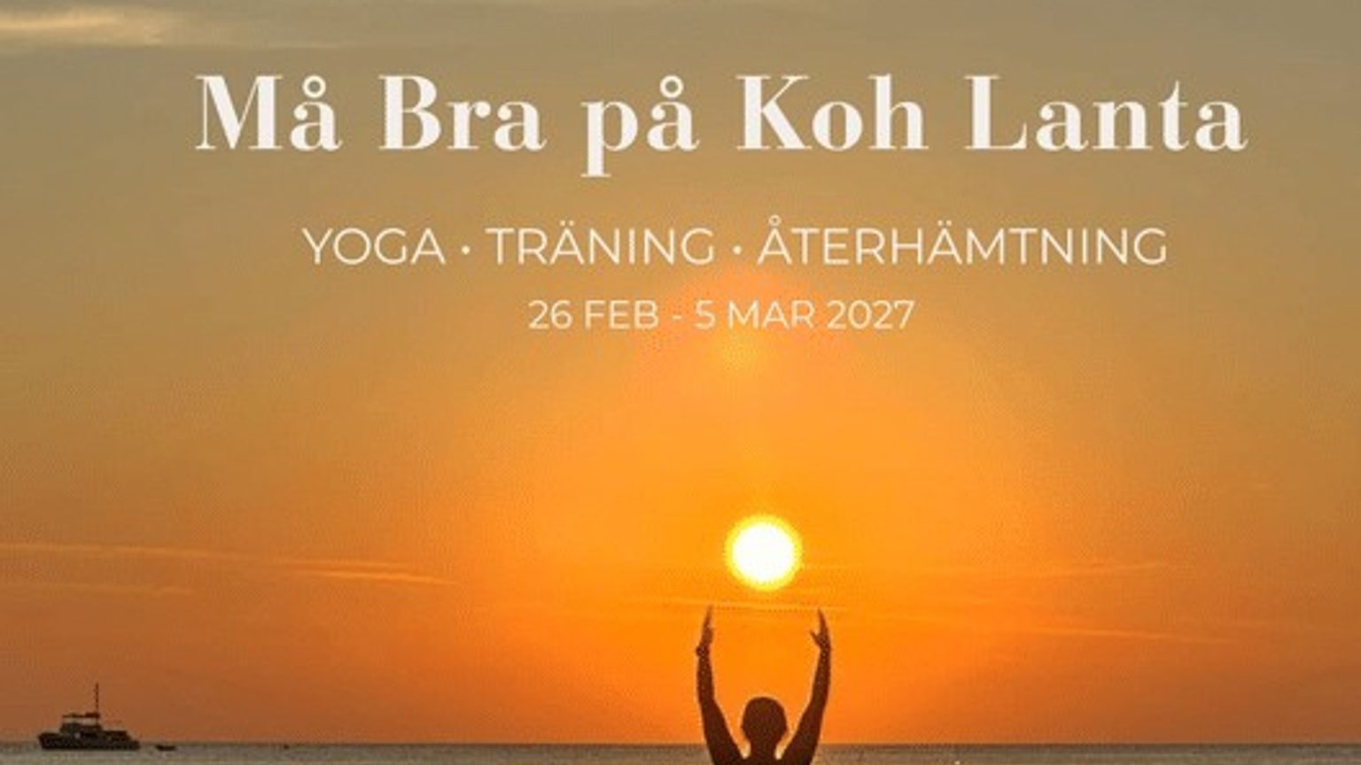 En person på en strand i solnedgången med armarna uppsträckta, som om hen håller i solen. Texten annonserar 'Må Bra på Koh Lanta' yoga-, tränings- och återhämtningsretreat, 26 februari–5 mars 2027.