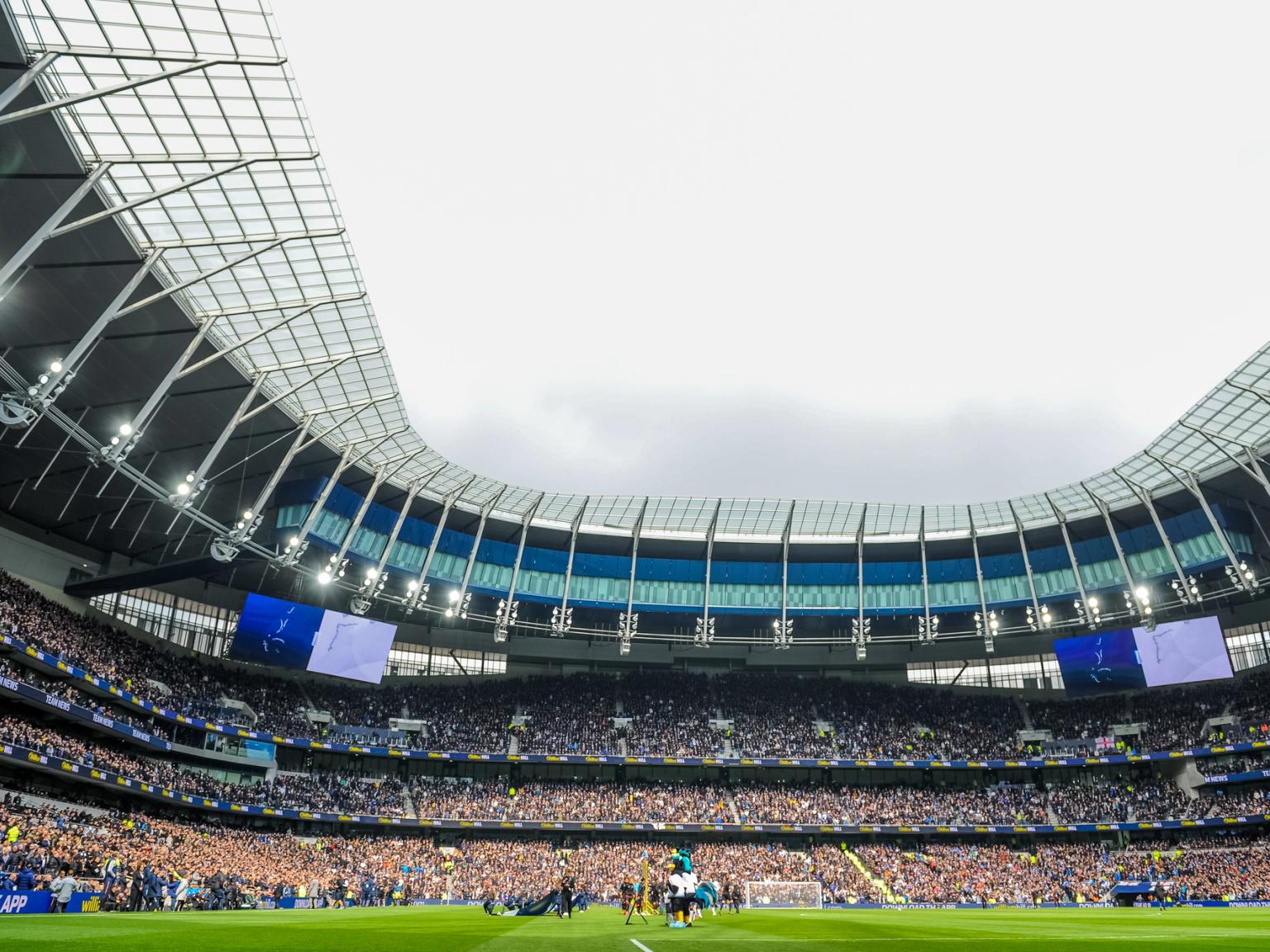 et fodboldstadion fyldt med mennesker, der ser en kamp