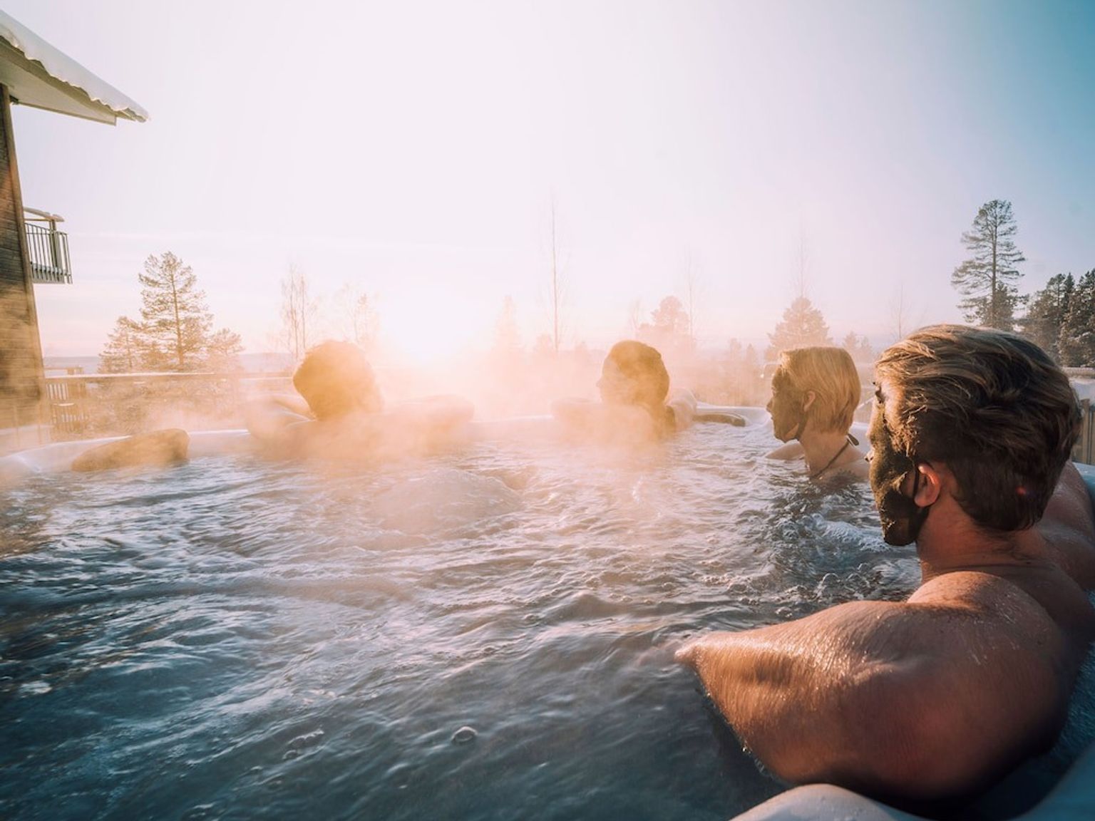 en grupp människor sitter i en bubbelpool