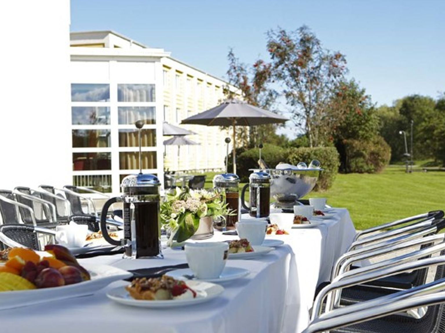 et langt bord med tallerkener med mad og drikkevarer på det